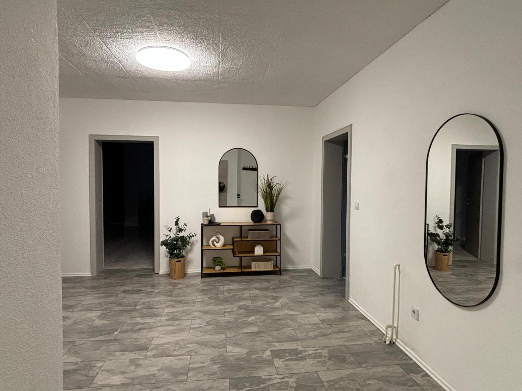 140Qm - 4 Zimmer- Parkplatz - Autobahn - Blauer See - Mallibase Apartments Garbsen Bagian luar foto