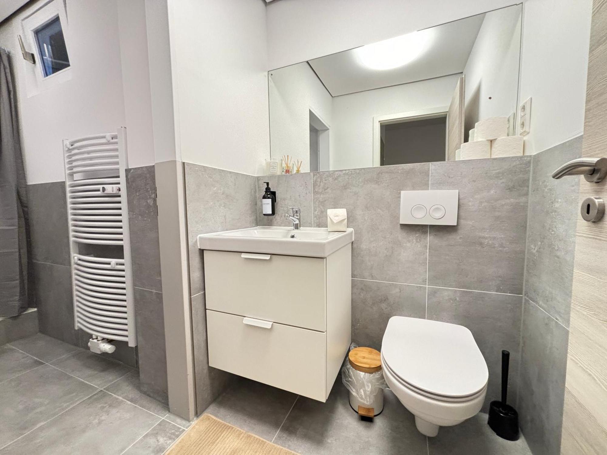 140Qm - 4 Zimmer- Parkplatz - Autobahn - Blauer See - Mallibase Apartments Garbsen Bagian luar foto