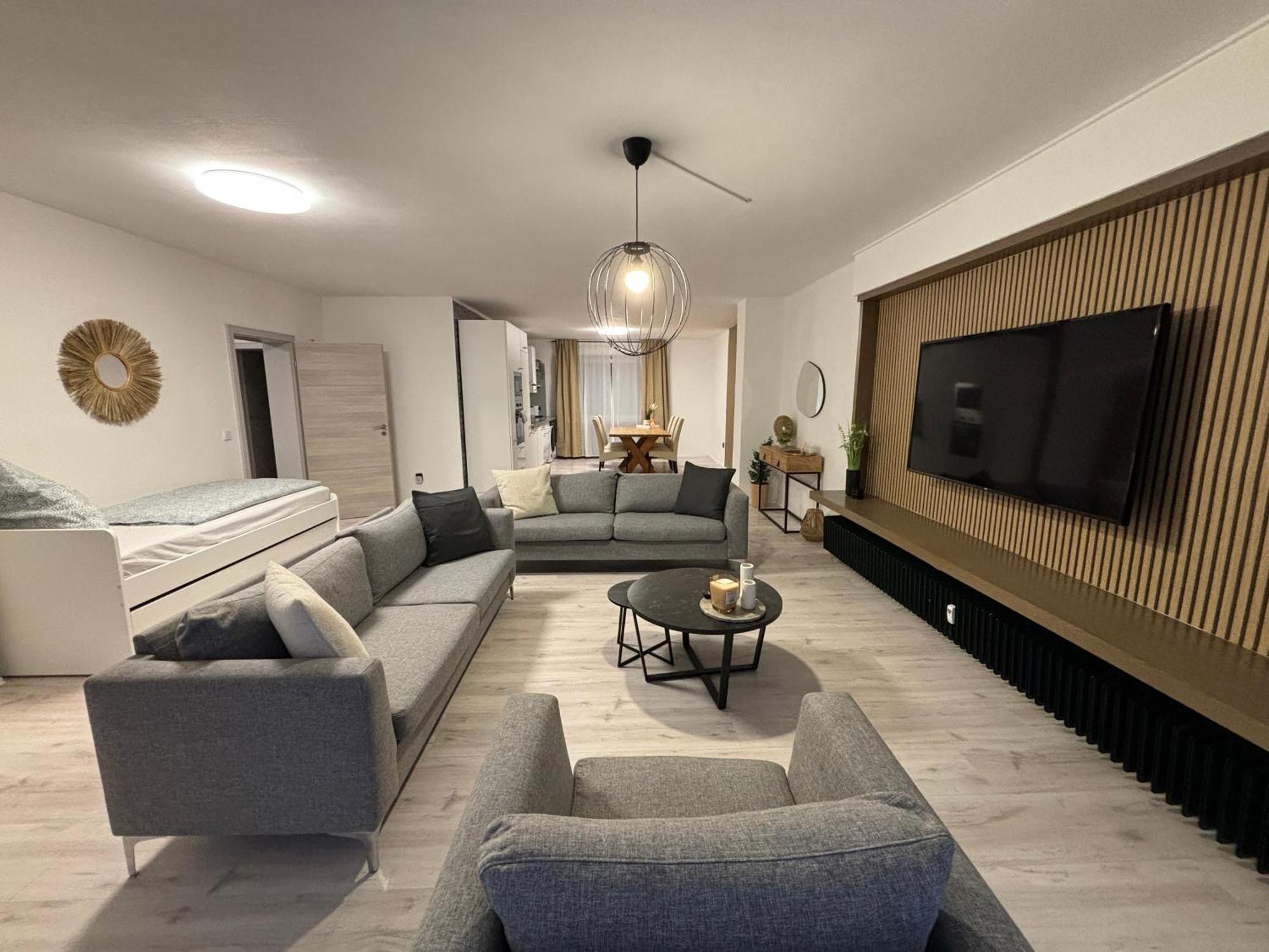 140Qm - 4 Zimmer- Parkplatz - Autobahn - Blauer See - Mallibase Apartments Garbsen Bagian luar foto