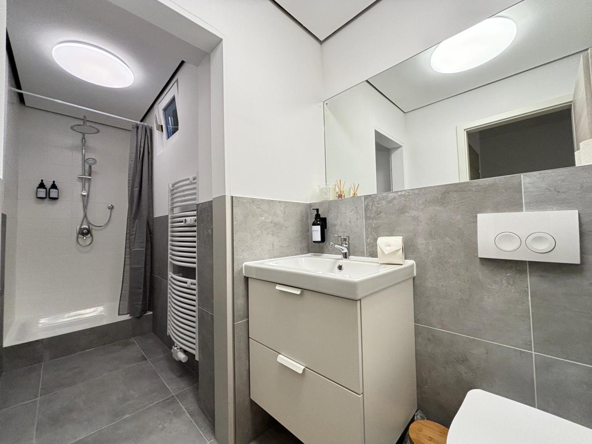 140Qm - 4 Zimmer- Parkplatz - Autobahn - Blauer See - Mallibase Apartments Garbsen Bagian luar foto